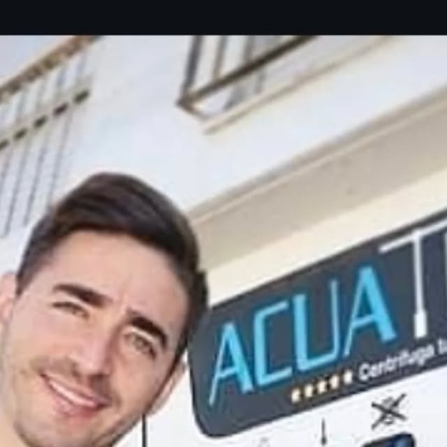 Integrante de Acuatec frente al taller de servicio técnico